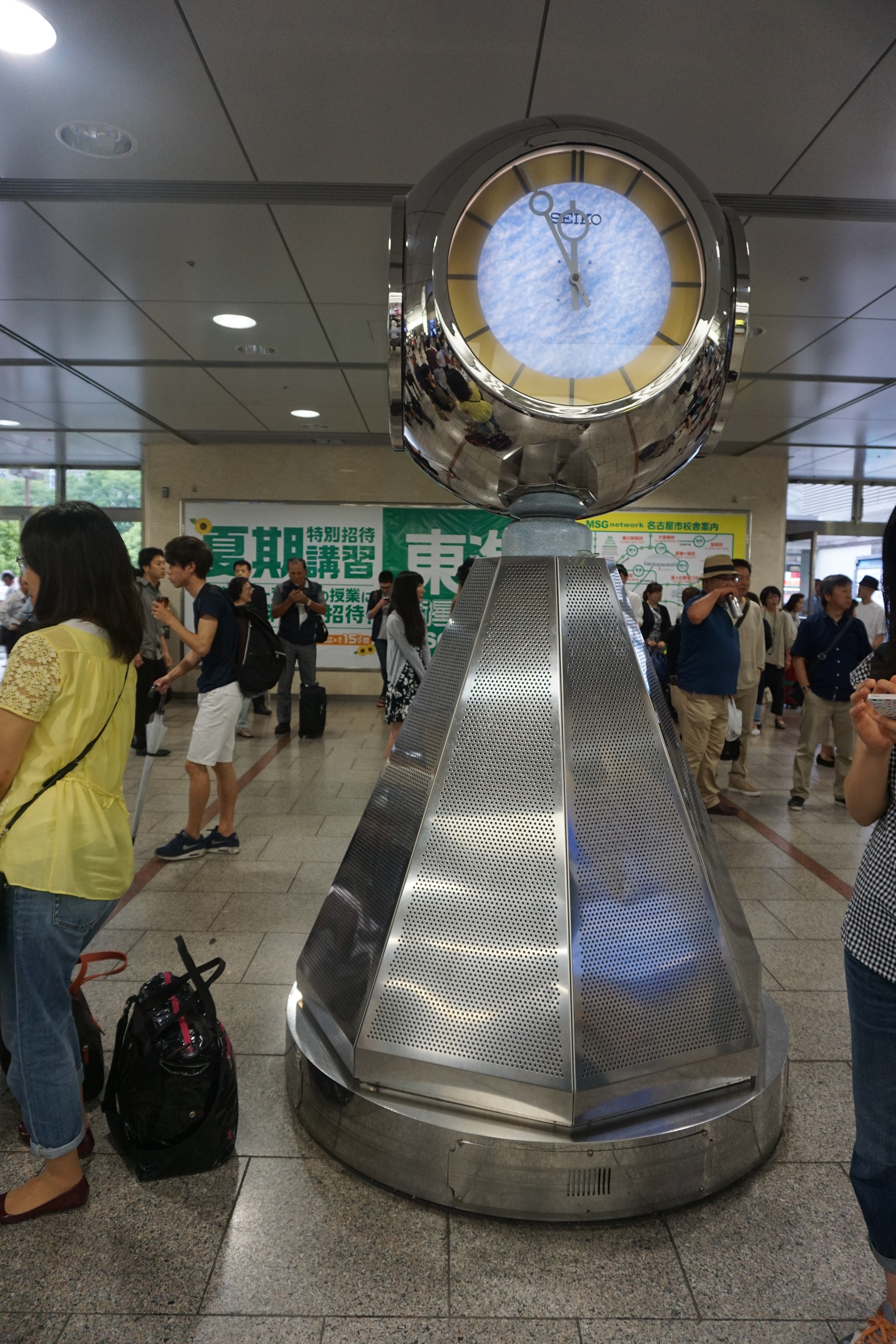名古屋駅の金の時計・銀の時計・ナナちゃん | チーム八ちゃん